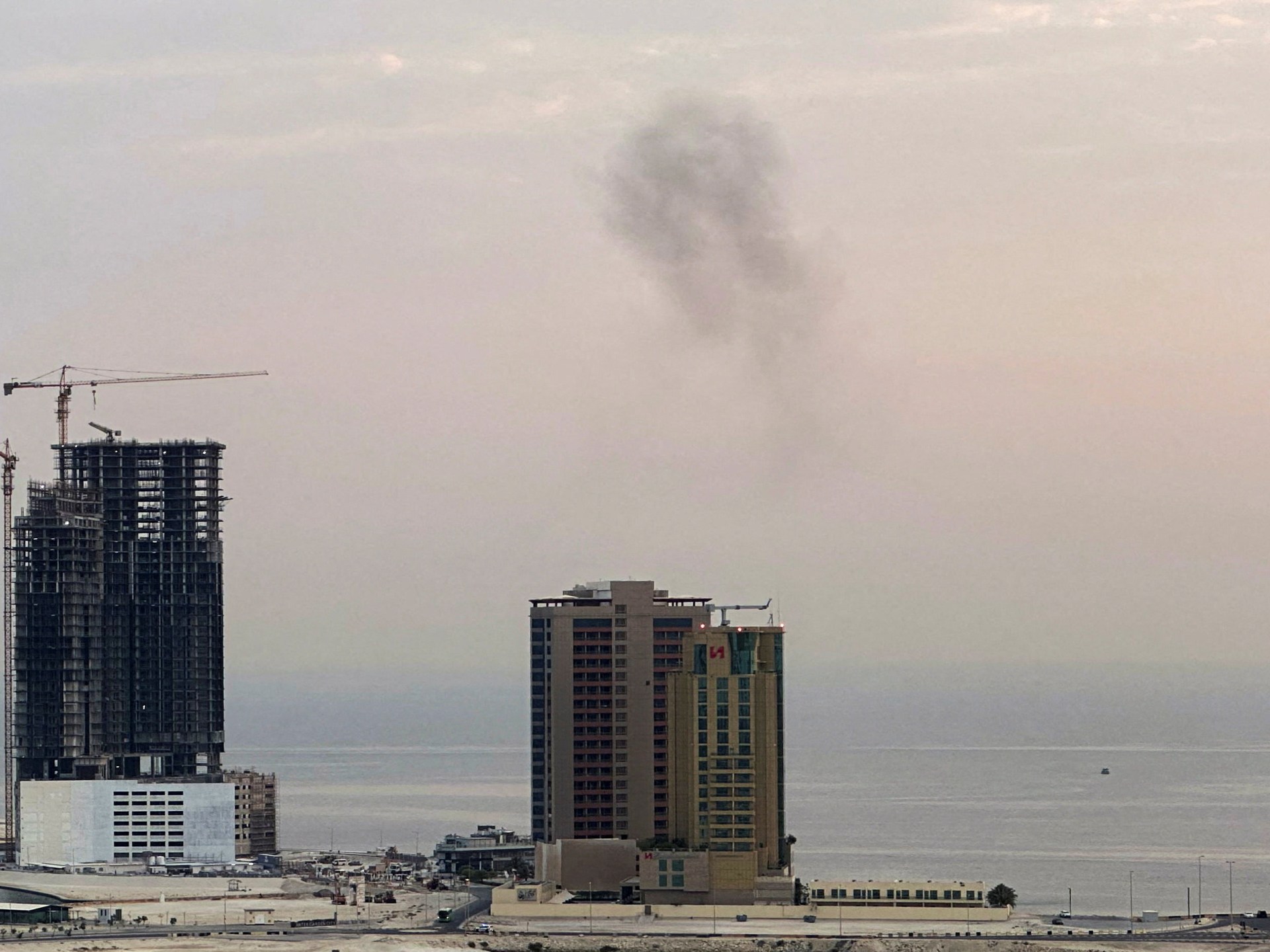 تحديث: أمريكا تشن غارات جوية على إيران ورد إيراني يستهدف دولتين عربيتين وناقلتي نفط إماراتيتين