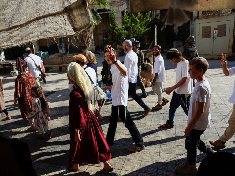 استشهاد فلسطينيين وجرح آخرين في هجوم مستوطنين شمال رام الله