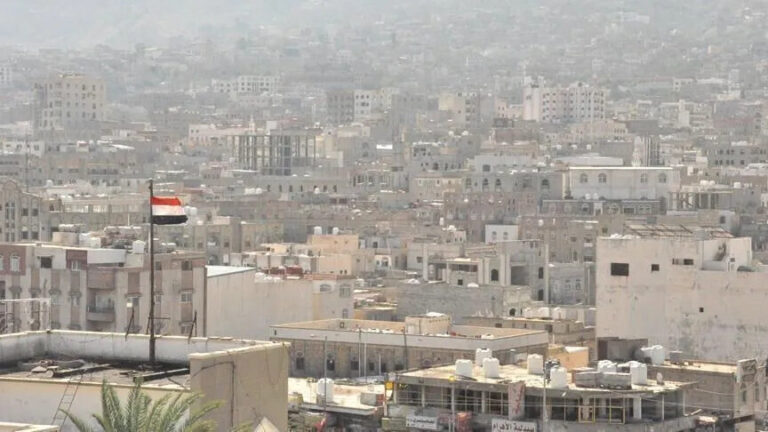 استهداف مطار صنعاء و«الحوثي» يعلن انتهاء التهدئة وتصعيد التوتر العسكري