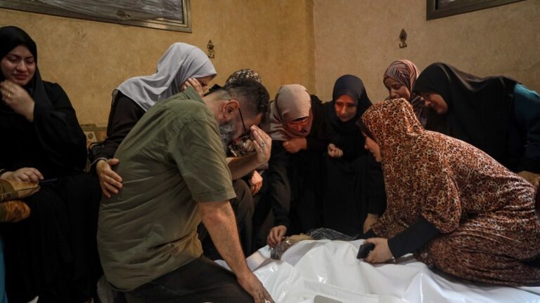 مقتل فلسطينيين اثنين بقصف مدفعي وجوي إسرائيلي شرق وغرب غزة