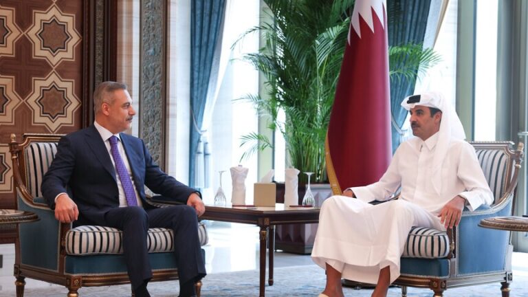 أمير قطر يستقبل وزير الخارجية التركي لبحث العلاقات الثنائية والتطورات الإقليمية