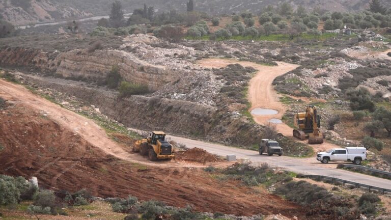 هيئة فلسطينية تكشف إصدار إسرائيل 49 أمرًا عسكريًا يستهدف أكثر من 2000 دونم في الضفة الغربية