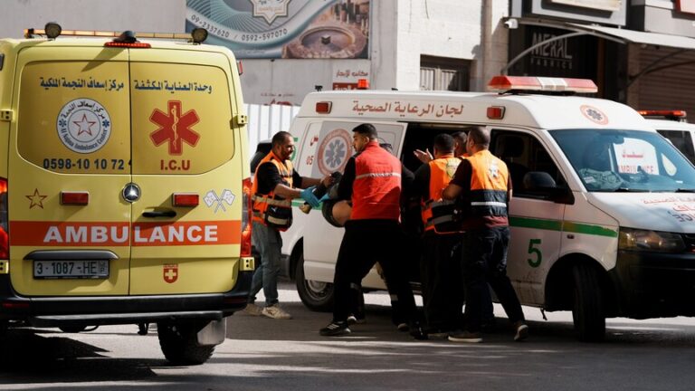 مستوطنون يهاجمون فلسطينياً ويطعنونه شرقي الضفة الغربية