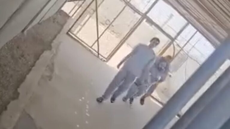 أسير فلسطيني يحمل رفيقه العاجز على ظهره عقب الإفراج عنهما من السجون الإسرائيلية