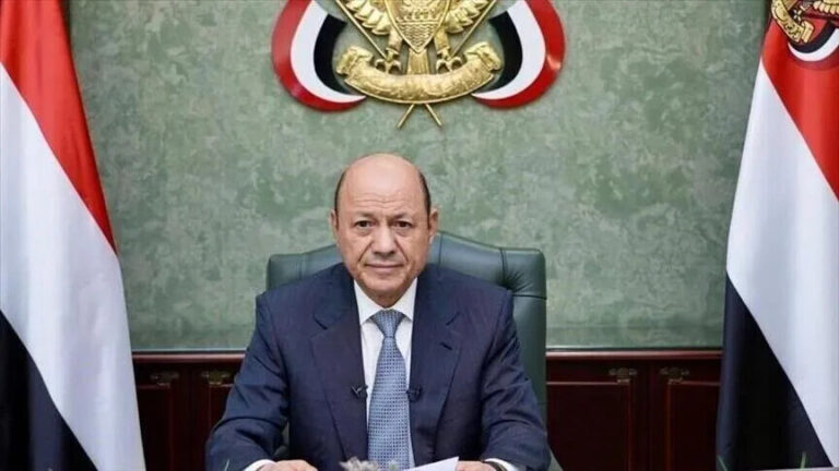 العليمي يؤكد رفض فرض أمر واقع في مطار صنعاء ويحذر من انتهاك الأجواء اليمنية