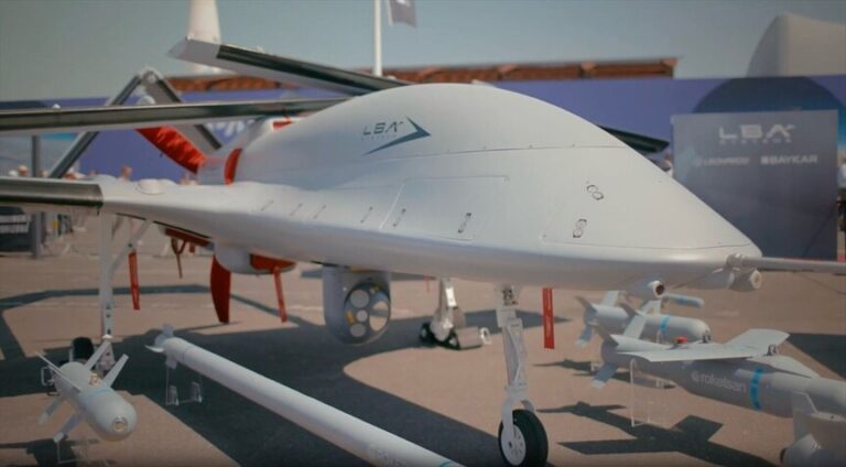 “بايكار” و”ليوناردو” تكشفان مستقبل الطيران القتالي المشترك في معرض فارنبورو