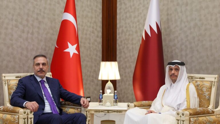 وزير الخارجية التركي يلتقي نظيره القطري في الدوحة لبحث العلاقات الثنائية والتطورات الإقليمية