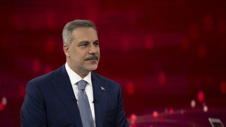 فيدان يبحث مع وزيري الخارجية المصري والأردني تطورات المنطقة وتعزيز التعاون الثنائي