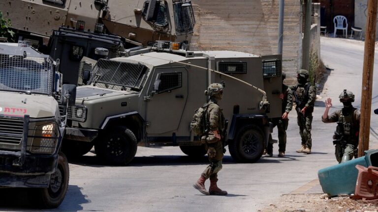 الجيش الإسرائيلي يصيب فلسطينياً بالرصاص و6 آخرين بالاختناق جنوب الضفة الغربية