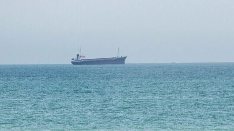 بعثة الاتحاد الأوروبي “أسبيدس” تحذّر من عواقب بيئية جراء استهداف ناقلات النفط في البحر الأحمر