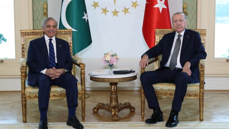 أردوغان يلتقي رئيس الوزراء الباكستاني شهباز شريف في إسطنبول
