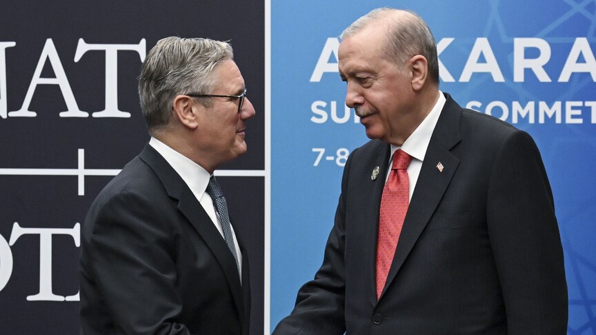 أردوغان يلتقي رئيس الوزراء البريطاني في قمة الناتو بأنقرة ويوقعان اتفاقيات ثنائية