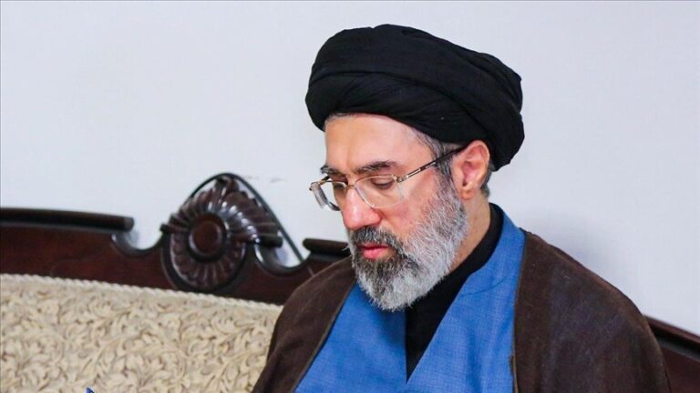 والد زوجة مجتبى خامنئي يكشف عدم تواصله مع أي جهة