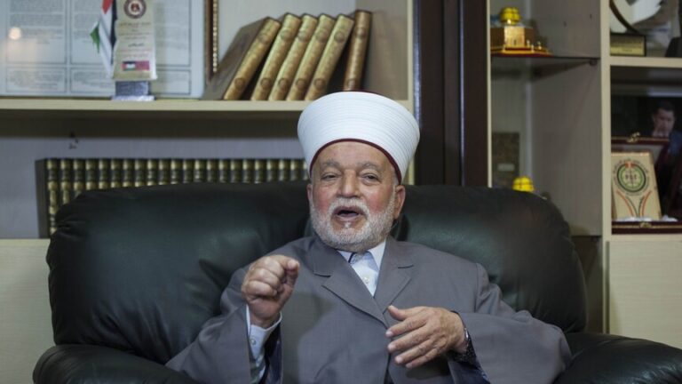 الاحتلال الإسرائيلي يعتقل مفتي القدس عقب خطبة الجمعة ويبعده عن الأقصى أسبوعاً