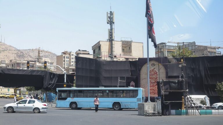 إيران تعلق هجماتها رداً على توقف الضربات الأمريكية