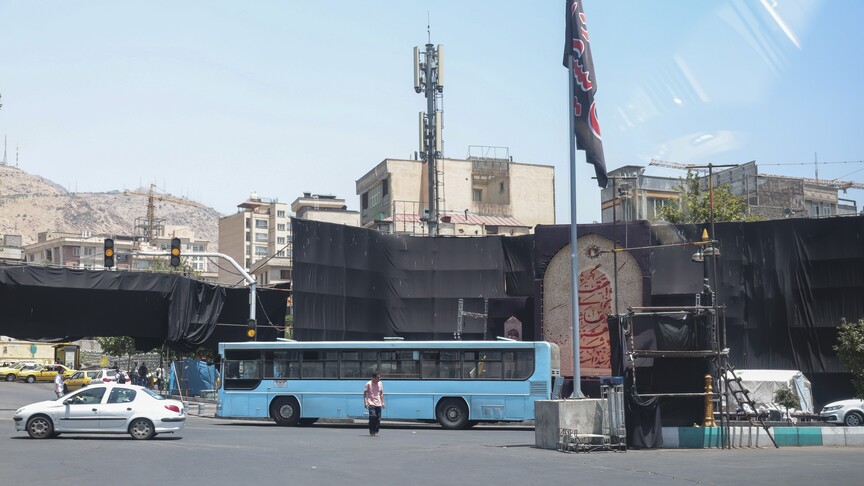 إيران تعلق هجماتها رداً على توقف الضربات الأمريكية