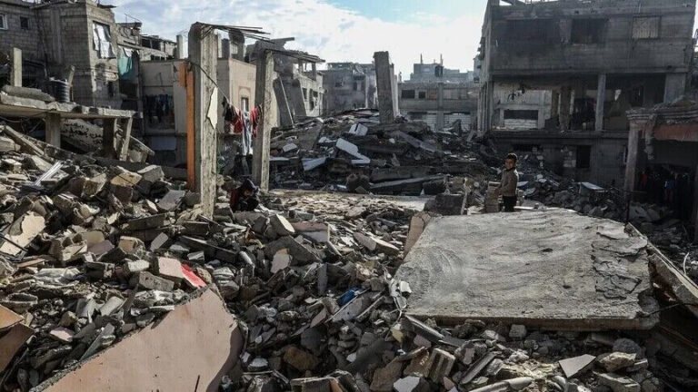 غزة: إسرائيل تقتل فلسطينياً وتصيب 3 منهم طفلة في قصف متواصل