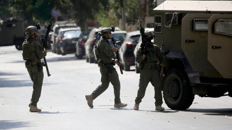 الاحتلال الإسرائيلي يعتقل أكثر من 40 فلسطينياً واعتداء مستوطنين يوقع 8 إصابات في الضفة