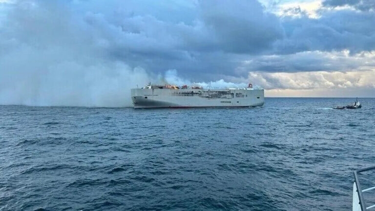 حريق بسفينة وإجلاء طاقمها إثر استهدافها قبالة سواحل عُمان