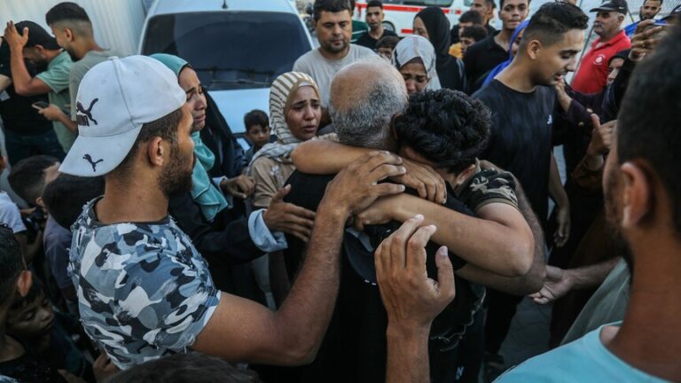 وصول 60 أسيرًا محررًا من غزة إلى خان يونس وشهادات عن التعذيب وسوء المعاملة في السجون الإسرائيلية