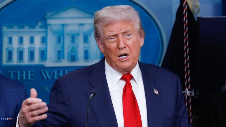ترامب يهدد إيران بفرض ثمن مضاعف مقابل مقتل أي جندي أمريكي