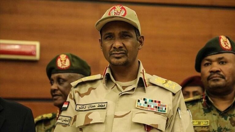 محكمة سودانية تصدر أحكاماً غيابية بإعدام قائد الدعم السريع و15 متهماً في قضية مقتل والي غرب دارفور