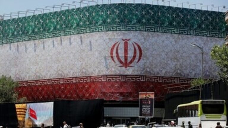 إعلام إيراني: استهداف مطار إيرانشهر وجسر في بندر عباس بهجمات أمريكية