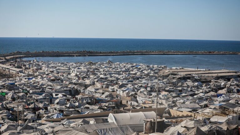 صحيفة عبرية تكشف بدء “مجلس السلام” إدارة مراكز إيواء إنساني في غزة خارج سيطرة حماس