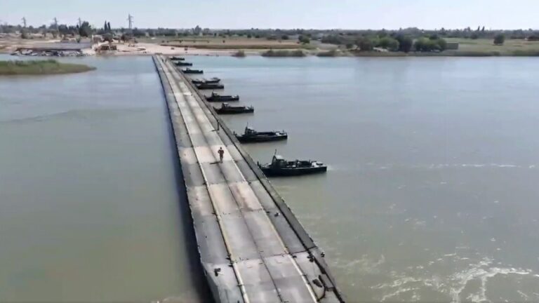 الجيش التركي يعلن استكمال جسر عائم بطول 240 متراً على نهر الفرات في دير الزور السورية