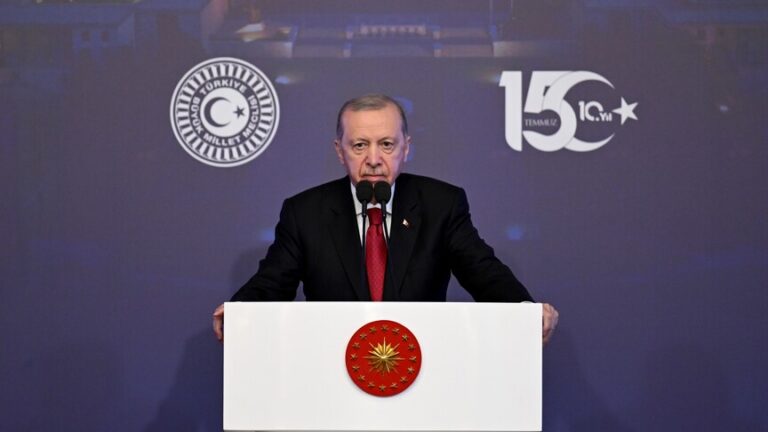 أردوغان يؤكد استمرار تهديدات عناصر الانقلاب الفاشل بعد 10 أعوام ويثني على صمود البرلمان والشعب التركي