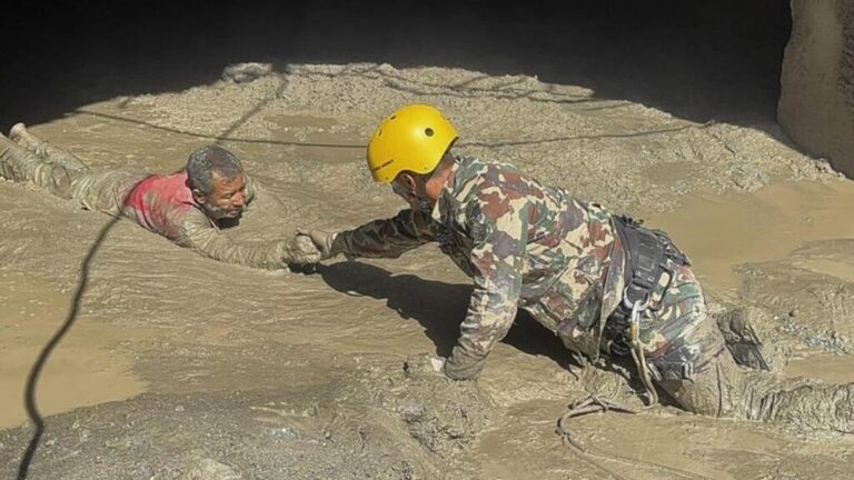 فيضانات نيبال والتيبت تشهد مقتل أكثر من 700 شخص وتحذيرات من ارتفاع المياه