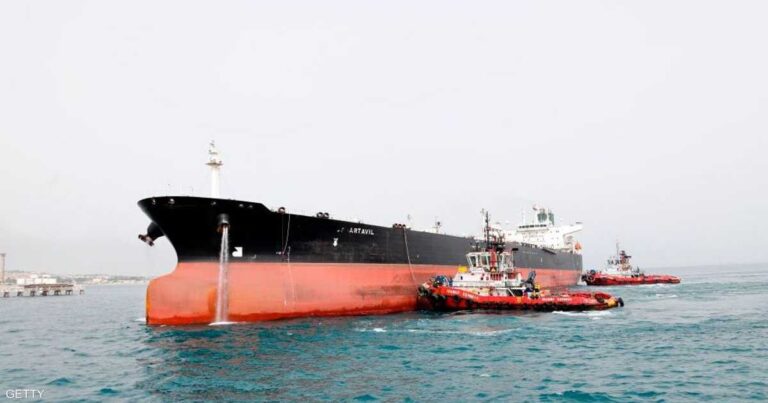 انخفاض صادرات نفط إيران إلى الصفر وسط حصار أمريكي وتراجع عبور السفن في مضيق هرمز