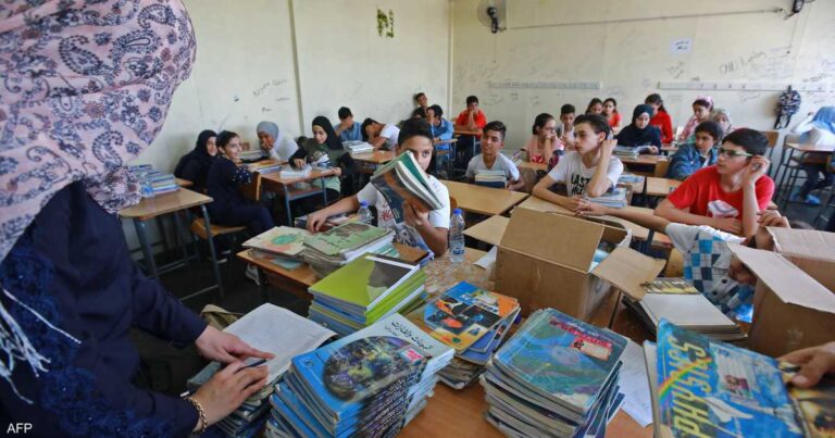 لبنان يبدأ العام الدراسي وسط أزمة نازحين تستلزم 80 مدرسة ملاجئ