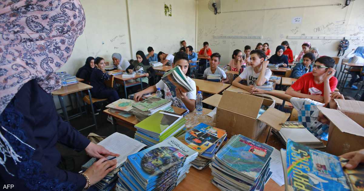 لبنان يبدأ العام الدراسي وسط أزمة نازحين تستلزم 80 مدرسة ملاجئ