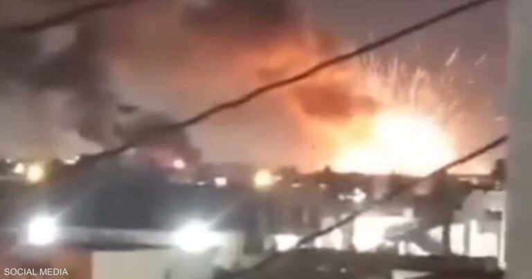 انفجار ضخم في مخزن سلاح بمدينة مصراتة الليبية يتسبب في تطاير قذائف ودبابات
