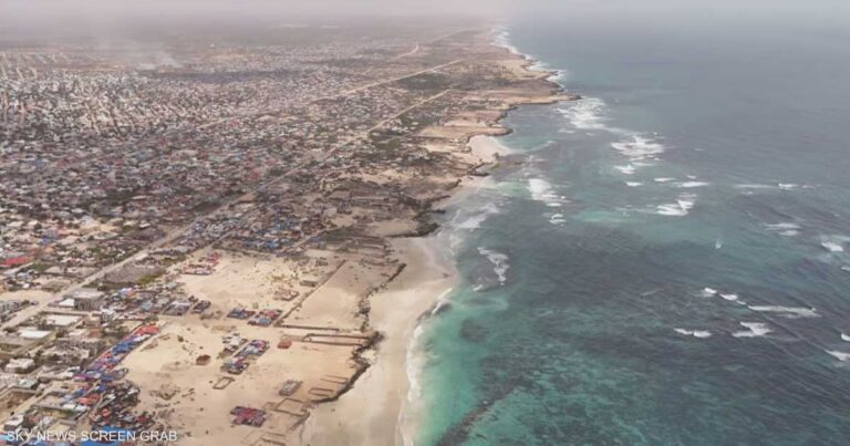 تفجير قوي يستهدف سفينة في خليج عدن وتبني الحوثيين الهجوم بصاروخ باليستي