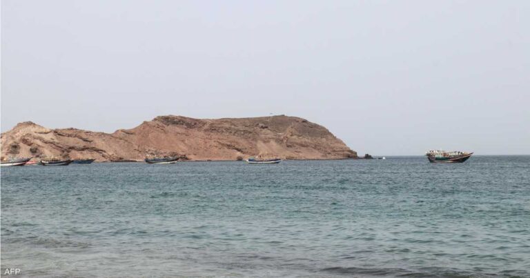 الحوثيون يهددون الملاحة السعودية وناقلات النفط تغير مسارها في خليج عدن