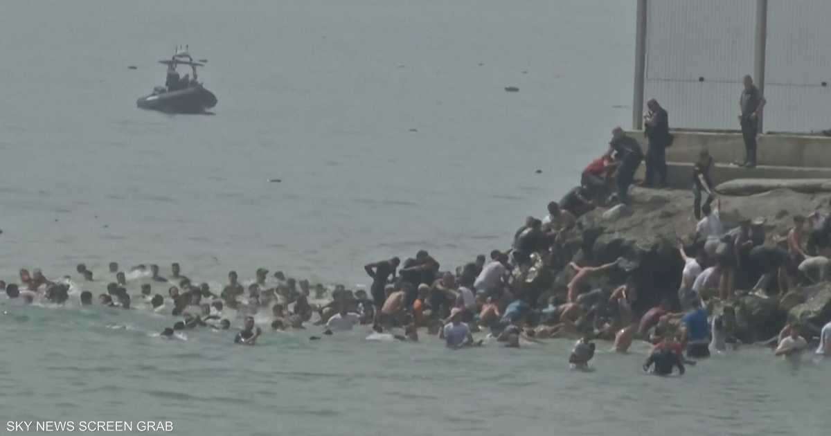سبتة تواجه أزمة هجرة غير مسبوقة بعد عبور نحو 60 ألف مهاجر الحدود من المغرب