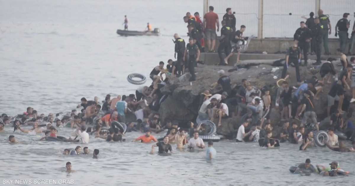 مغرب وإسبانيا يتعاونان لحل أزمة ألف قاصر في سبتة بعد توقف عمليات الإعادة