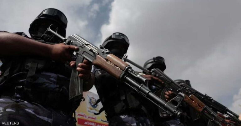 مصرع 3 أفراد طاقم سفينة تجارية بهجوم صاروخي حوثي قرب باب المندب