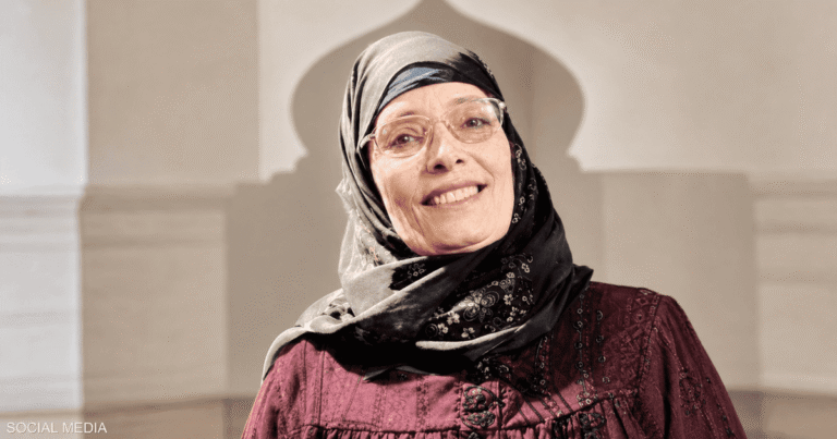 الحاجة نبيلة عبد الغني تنتقل من مقاطع الفيديو إلى حفل مسرحي في العلمين بأغانيها الريفية