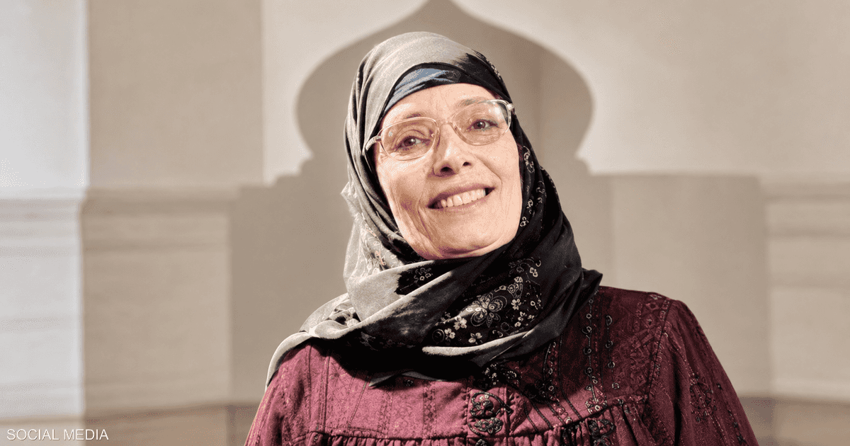الحاجة نبيلة عبد الغني تنتقل من مقاطع الفيديو إلى حفل مسرحي في العلمين بأغانيها الريفية