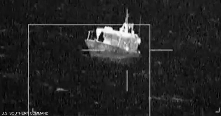 الجيش الأمريكي يدمر قارب مهربين في المحيط الهادئ وينقل مرتاديه للسلطات الإكوادورية