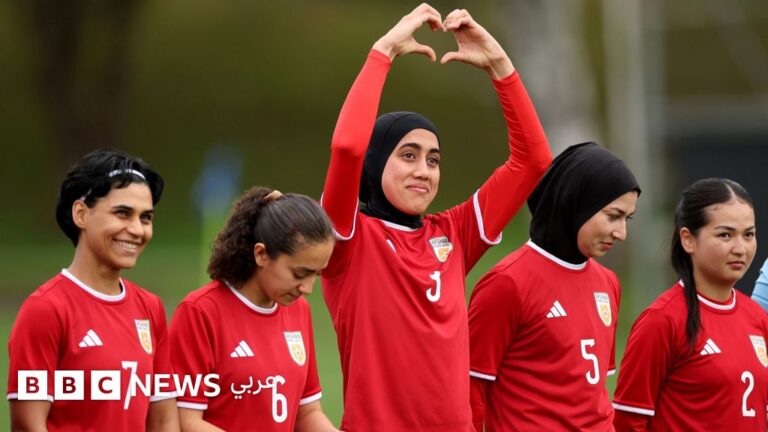 المنتخب النسائي الأفغاني يلتقي مجددًا بعد حظر ممارسة كرة القدم في وطنهم