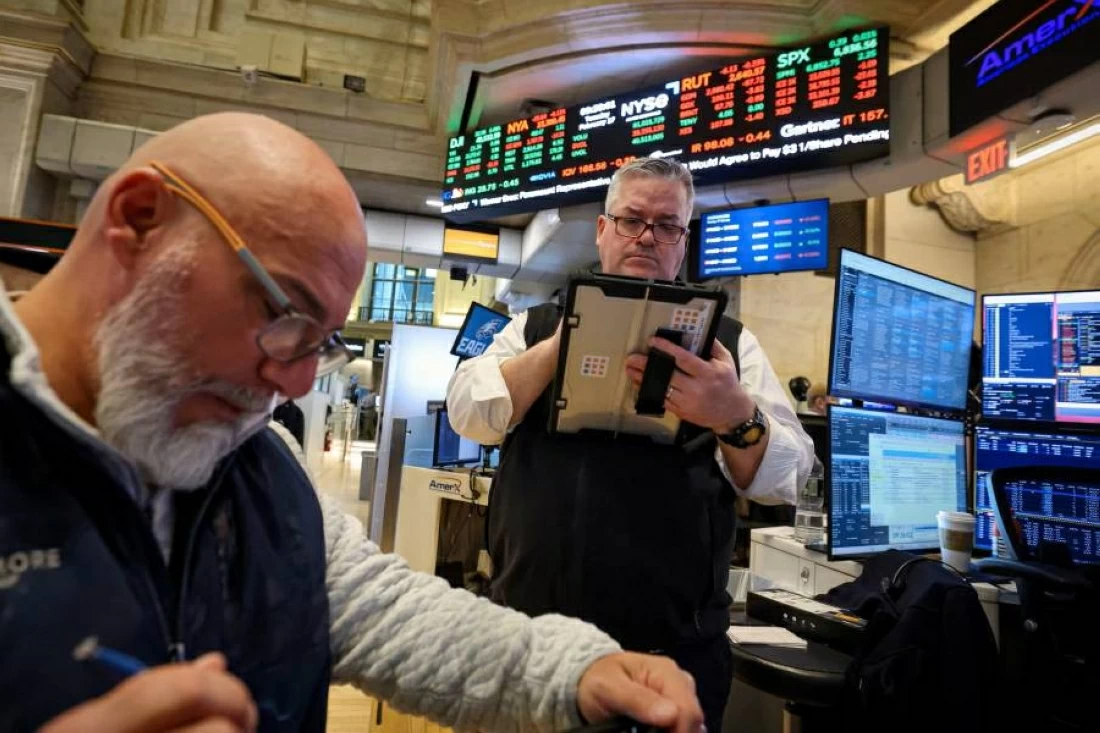 وول ستريت تتراجع وسط مخاوف هرمز وترقب بيانات التضخم وأسعار الفائدة