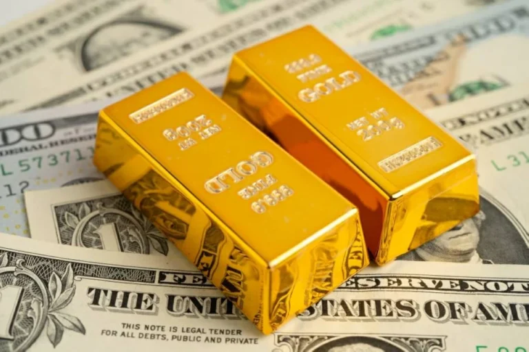 ارتفاع الذهب مع تراجع الدولار وترقب تصريحات رئيس الفيدرالي الأمريكي