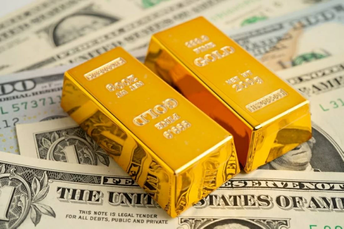 ارتفاع الذهب مع تراجع الدولار وترقب تصريحات رئيس الفيدرالي الأمريكي
