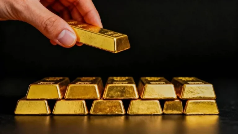 أسعار الذهب ترتفع مع تراجع الدولار وترقب كلمة رئيس الاحتياطي الفيدرالي في جاكسون هول