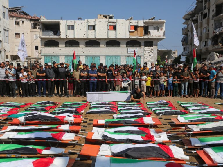 تشييع ضحايا مجزرة حي الصبرة في غزة ويحملون ذكراهم إلى الأبد