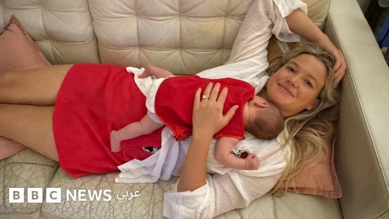 امرأة أسترالية تنجو من هجوم سمكة قرش بعد أن لكمتها بقوة في وجهها